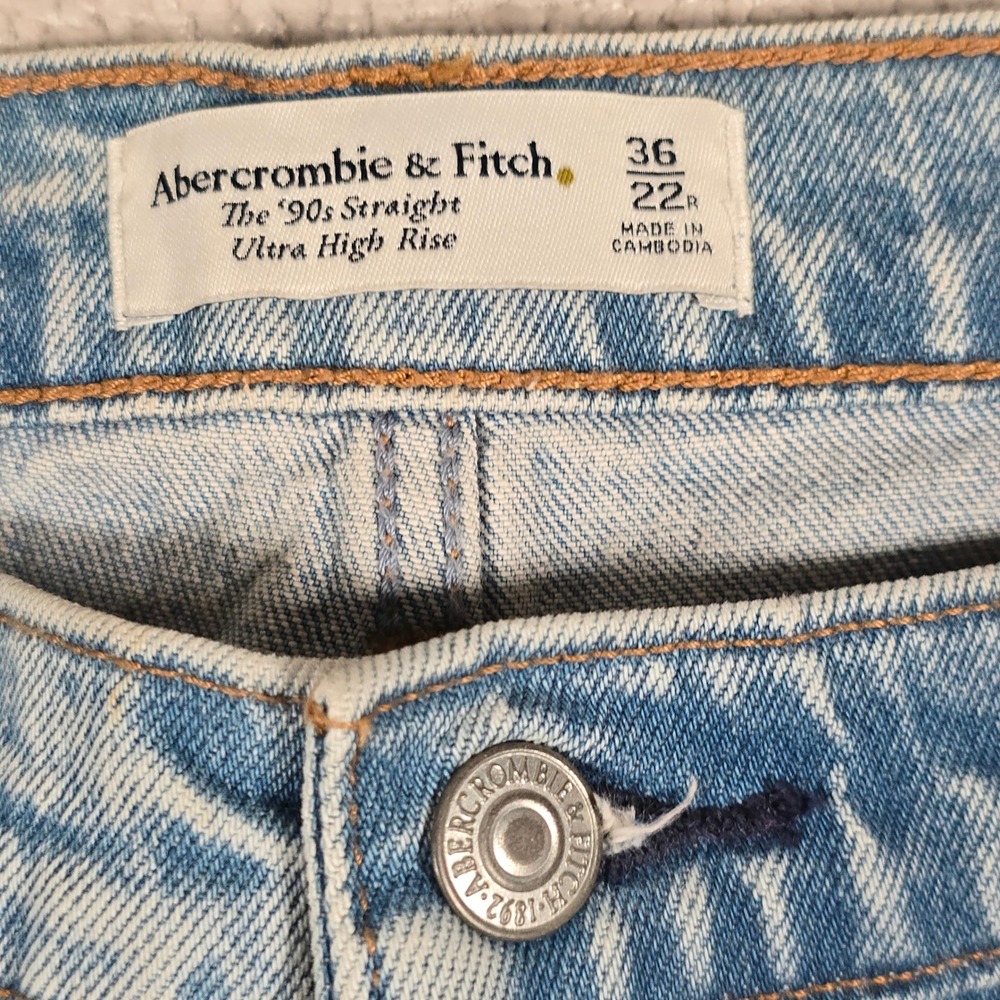 Abercrombie & Fitch 90s Straight Ultra High Rise Jeans Light Wash Size 36/22R - Picture 2 of 10